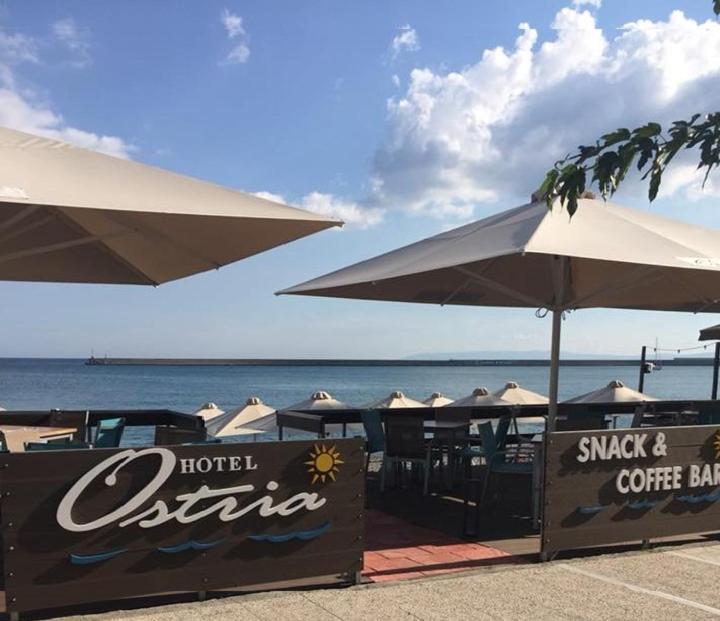 Hotel Ostria カラマタ エクステリア 写真